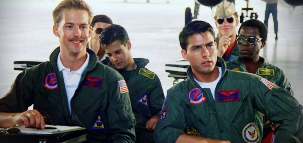 En Top Gun, Tom Cruise (d) interpreta al rebelde estudiante Pete &lsquo;Maverick&rsquo; Mitchell. Aqu&iacute; aparece al lado del actor Anthony Edwards, quien muri&oacute; en el filme.