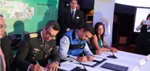 Representantes del IGM y CNE durante la suscripci&oacute;n del convenio.