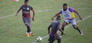 Michael Arroyo (izq.) domina el bal&oacute;n durante una pr&aacute;ctica de Barcelona en la cancha alterna del Monumental.