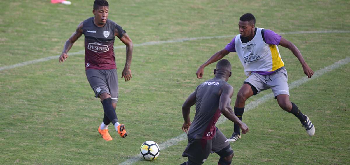 Michael Arroyo (izq.) domina el bal&oacute;n durante una pr&aacute;ctica de Barcelona en la cancha alterna del Monumental.