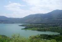 La laguna de Yahuarcocha, en Imbabura, habría sido contaminada con sustancias químicas.