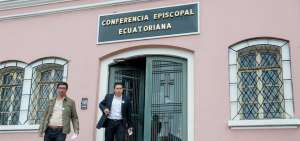 Ricky Rivas (adelante), hermano del fot&oacute;grafo secuestrado por la banda de alias Guacho, sale de la sede de la Conferencia Episcopal Ecuatoriana, el jueves.