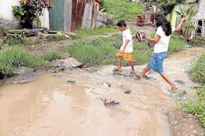Moradores de la manzana 1053 de Nueva Prosperina tuvieron dificultades para movilizarse tras las lluvias registradas en las &uacute;ltimas horas. Foto: Karly Torres | El Telegrafo