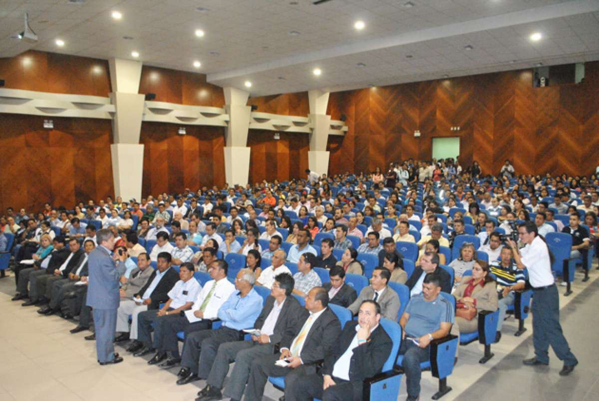 El ministro de Trabajo, Carlos Marx Carrasco, se reuni&oacute; ayer con j&oacute;venes y trabajadores en Machala. Foto: Fabricio Cruz / El Tel&eacute;grafo