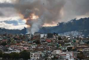 Incendio forestal en el Centro de Quito: helicóptero realiza descargas de agua y drones evalúan el avance