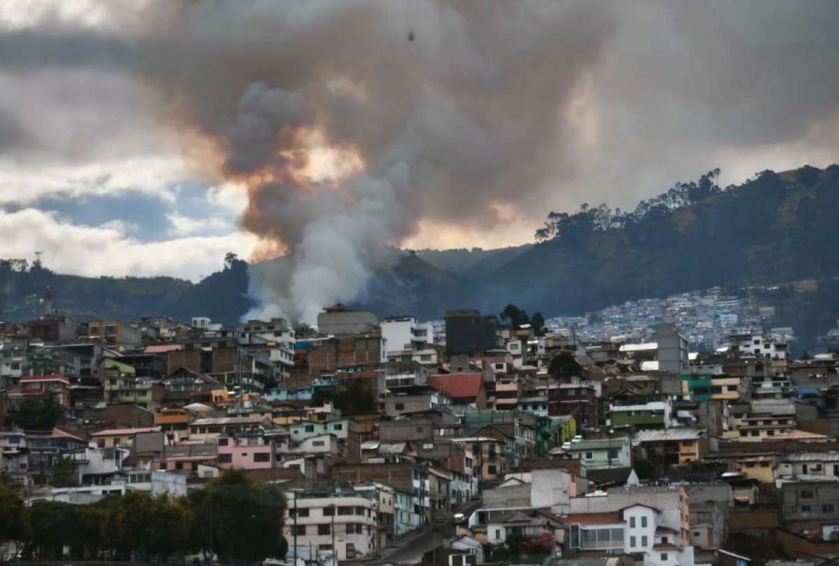 Incendio forestal en el Centro de Quito: helicóptero realiza descargas de agua y drones evalúan el avance