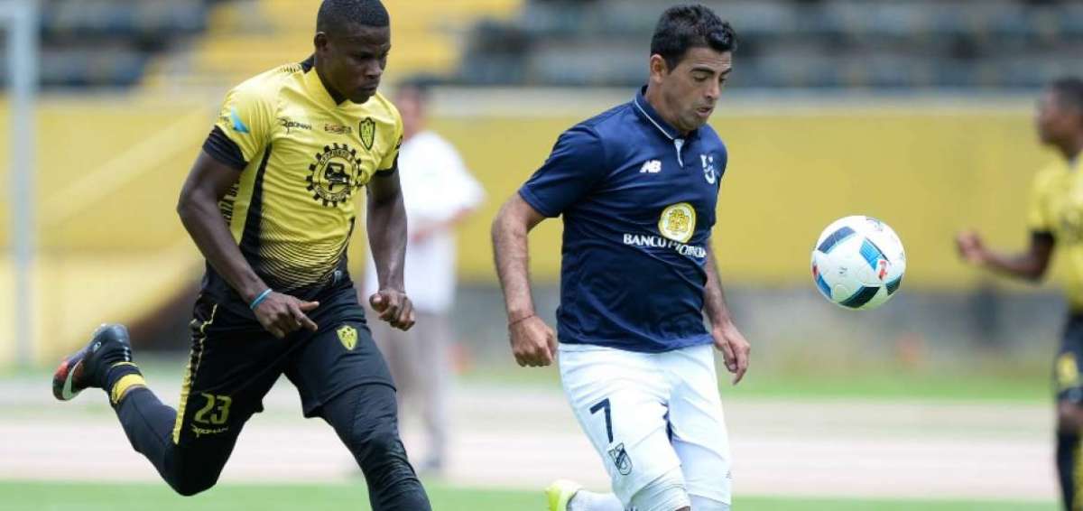 Luis Miguel Escalada (d) es marcado por Koob Hurtado, en partido disputado en el Ol&iacute;mpico Atahualpa.