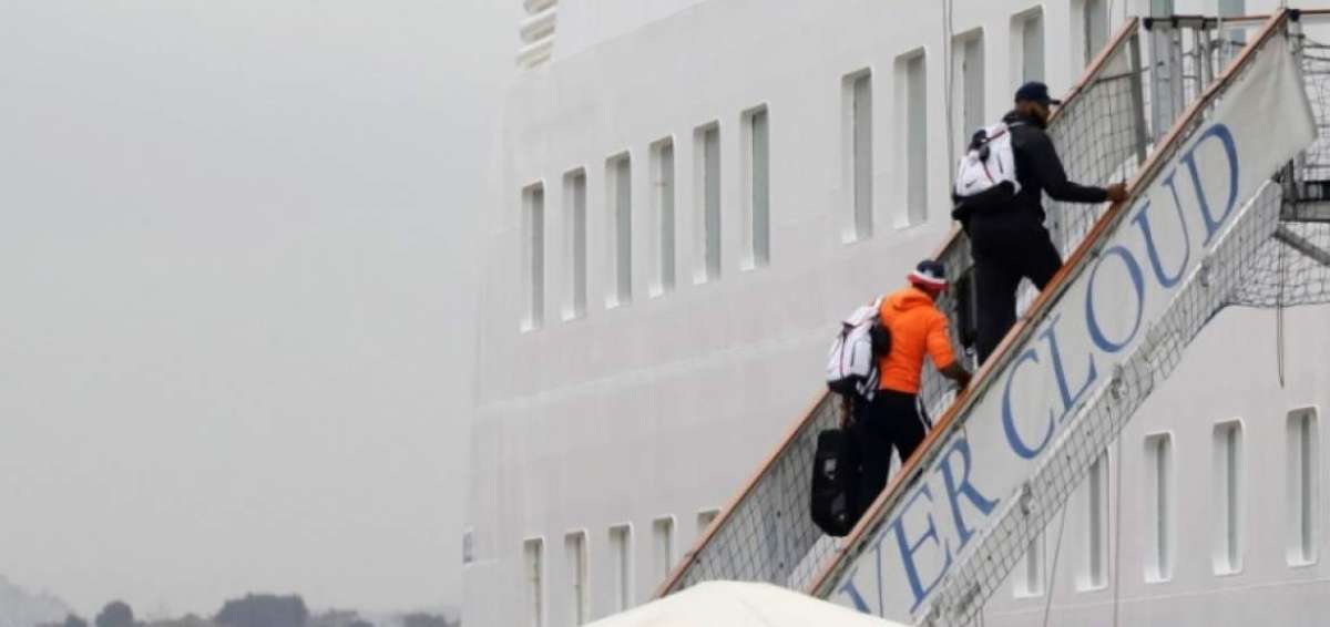DeMarcus Cousins y Carmelo Anthony abordan el crucero Silver Cloud.