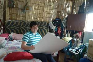Este viernes Jos&eacute; Luis Barreiro Segovia recibi&oacute; la visita de la Senescyt, quien le entreg&oacute; la beca en su casa ubicada en el Guasmo, Guayaquil. Foto: Pilar Vera│El Tel&eacute;grafo