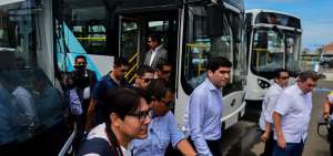 Con la presencia del vicepresidente Otto Sonnenholzner fueron entregados los buses el&eacute;ctricos que llegaron por el puerto de Manta.