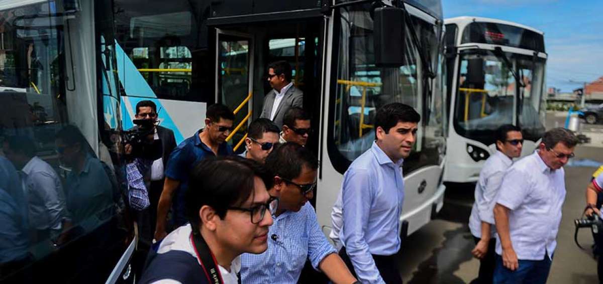 Con la presencia del vicepresidente Otto Sonnenholzner fueron entregados los buses el&eacute;ctricos que llegaron por el puerto de Manta.
