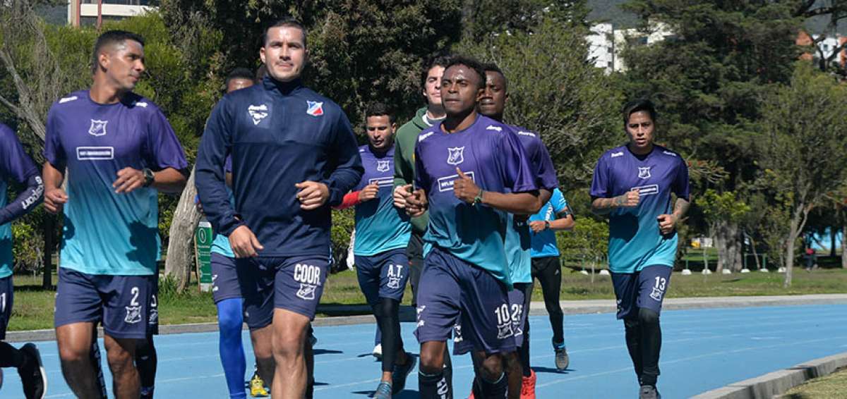 El volante Christian Lara (10)) trota junto a Wilmer Zumba y otros compa&ntilde;eros de Clan Juvenil, en la pista atl&eacute;tica del parque La Carolina, en Quito.