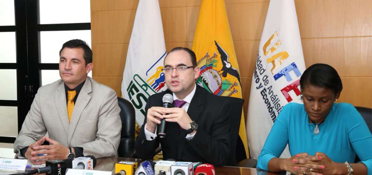 Carlos Vallejo (izq.), director general del IESS; Manolo Rodas, presidente del Directorio del IESS; y Diana Salazar, directora de la UAFE.