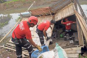 Una vivienda cay&oacute; en las aguas del canal El Macho, en Machala