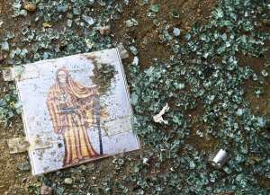 Una imagen religiosa de La Santa Muerte junto a un cami&oacute;n da&ntilde;ado por el fuego en el rancho El &Aacute;guila, en el municipio de Tamazula, estado de Durango. AFP