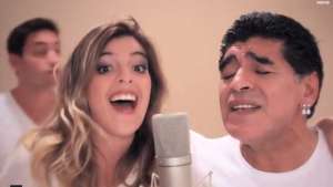 Maradona protagoniza canto mundialista junto a su hija (VIDEO)