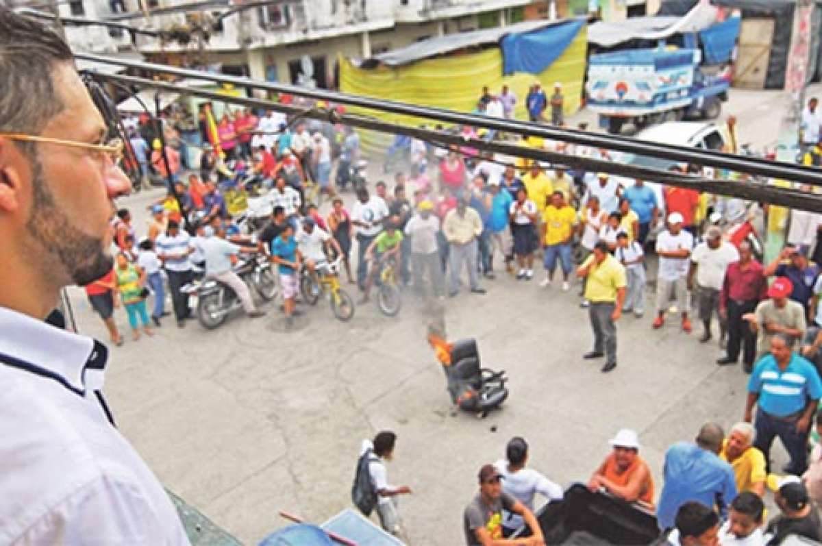 Desde el balc&oacute;n del edificio municipal, el alcalde de Alfredo Baquerizo Moreno (Jujan), Nicol&aacute;s Ugalde, observa c&oacute;mo un sill&oacute;n del Municipio es incinerado por la muchedumbre. La sesi&oacute;n inaugural se realiz&oacute; el jueves pasado. Miguel Castro |  El Tel&eacute;grafo