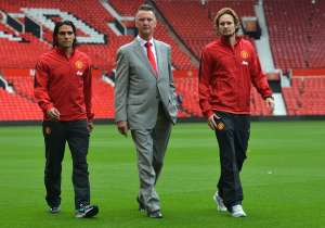 Radamel Falcao (i.) y Daley Blind (d.) fueron presentados oficialmente este jueves como nuevos jugadores del Manchester United. Foto: AFP