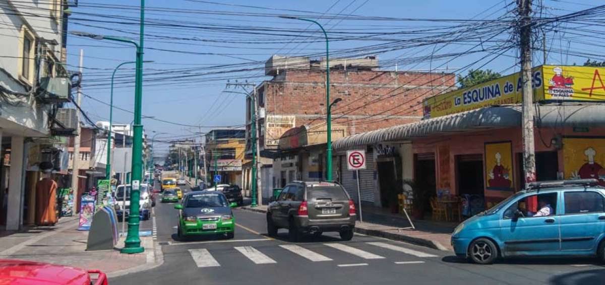 En avenidas regeneradas de Manta como la 24 de Mayo a&uacute;n se observa el cableado a&eacute;reo. 