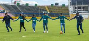 Los exfutbolistas Juan Carlos Burbano (i) y Carlos Tenorio (d), junto con los escogidos para representar a Ecuador.