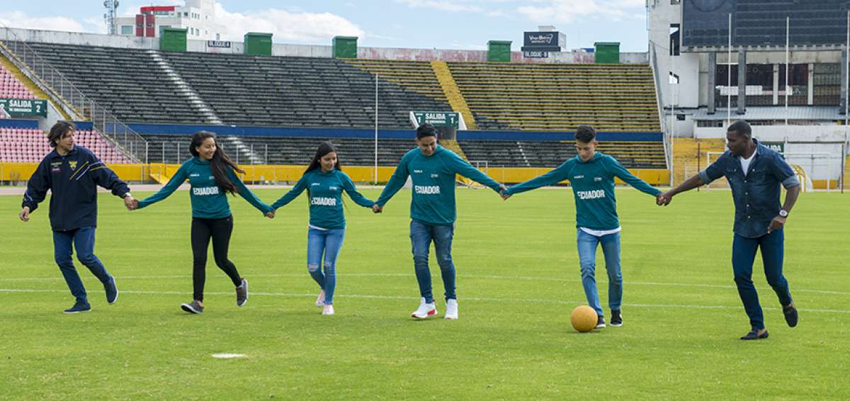 Los exfutbolistas Juan Carlos Burbano (i) y Carlos Tenorio (d), junto con los escogidos para representar a Ecuador.
