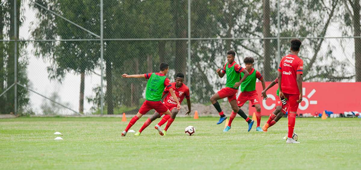 Los seleccionados de la sub-17 de Ecuador durante un entrenamiento en la Casa de la Selecci&oacute;n de Quito, antes de viajar al Sudamericano de Per&uacute;.