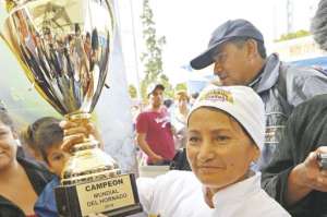 Rosario Tabango, due&ntilde;a de un local del mercado de Otavalo, es la triunfadora  de la final del Campeonato del Hornado, celebrado en Riobamba. Foto: Roberto Ch&aacute;vez.
