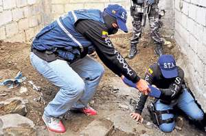 Agentes de la Secci&oacute;n T&eacute;cnica Antidelincuencial encontraron droga oculta a un metro de profundidad, en el patio de una vivienda de la cooperativa Jacobo Bucaram, situada en el sur de Guayaquil (septiembre de 2013). Foto: William Orellana I El Tel&eacute;grafo