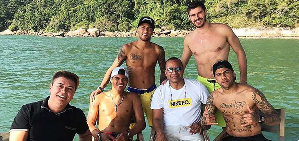 Neymar (atr&aacute;s con gorra) invit&oacute; a Thiago Silva y Dani Alves, sus compa&ntilde;eros en el PSG, a una fiesta en su yate privado antes de unirse a la selecci&oacute;n.