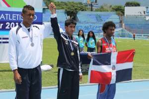 Marlon Matabay (c) posa con su medalla de oro en los 1.500 metros. Foto: Cortes&iacute;a