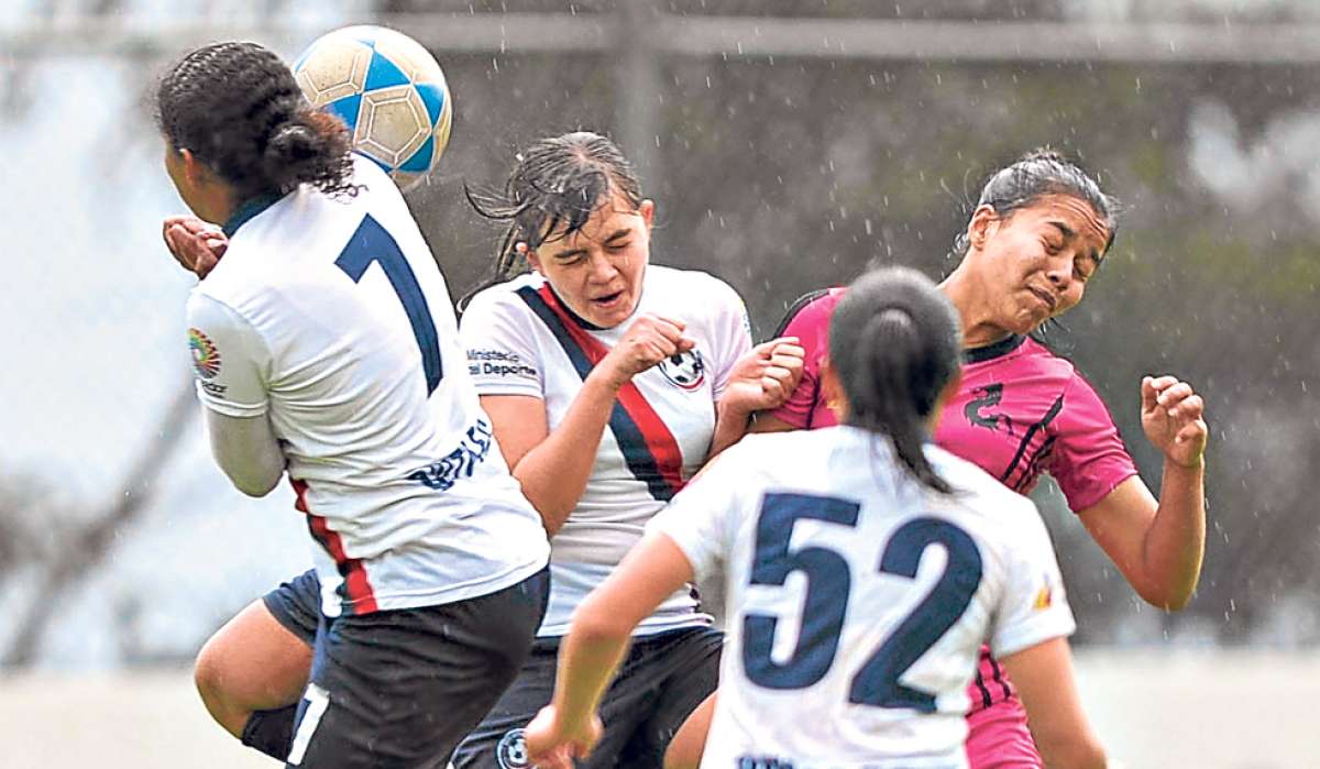 Bajo un intenso aguacero, en la Casa de la Selecci&oacute;n, las jugadoras de Quito FC (blanco) y las de Universidad San Francisco de Quito, igualaron 2-2. Foto: &Aacute;lvaro P&eacute;rez / El Tel&eacute;grafo