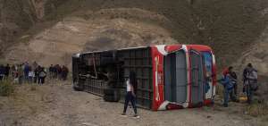 El bus de la cooperativa Pullman-Carchi perdi&oacute; pista en el l&iacute;mite de Imbabura y Carchi. La Polic&iacute;a investiga las causas del percance.