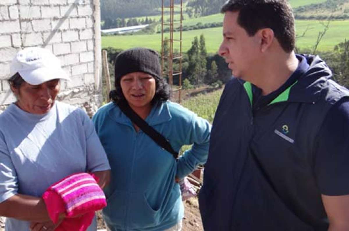 Ciro Mor&aacute;n, gerente de Ecuador Estrat&eacute;gico, visit&oacute; ayer a los familiares de los 2 fallecidos. Foto: Cortes&iacute;a.