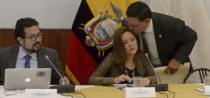 El legislador de Alianza PAIS, Fausto Ter&aacute;n, saluda con su coidearia y titular de la Comisi&oacute;n, Johanna Cede&ntilde;o.