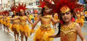 Los desfiles de comparsas por los Carnavales de la Vida son muy coloridos y se efect&uacute;an en las calles de diversos cantones de la provincia de Chimborazo.