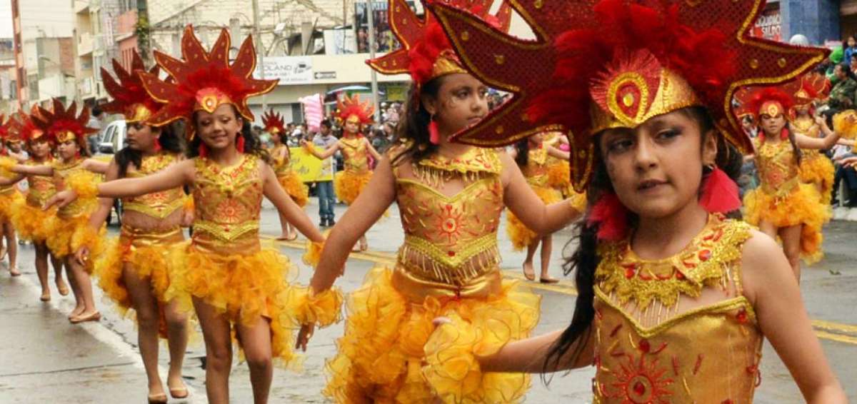 Los desfiles de comparsas por los Carnavales de la Vida son muy coloridos y se efect&uacute;an en las calles de diversos cantones de la provincia de Chimborazo.