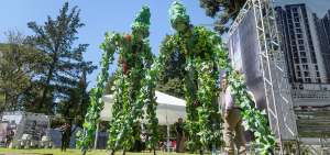 Personas disfrazadas de planta hicieron un llamado, afuera del edificio de la Casa de la Cultura, para que el planeta cuente con m&aacute;s &aacute;rboles y menos asfalto o cemento en sus dise&ntilde;os.