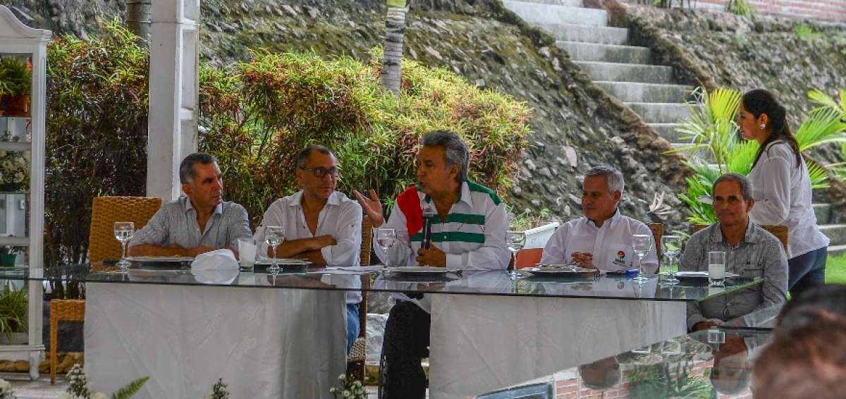 Moreno (c) realiz&oacute; una jornada de trabajo en R&iacute;o Chico, Portoviejo, junto al Prefecto  y los Alcaldes de Manab&iacute;.