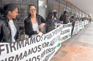 El grupo Amazonas se instal&oacute; en las afueras del Consejo Nacional Electoral (CNE) para apoyar una explotaci&oacute;n responsable del Yasun&iacute;. Foto: Marco Salgado.