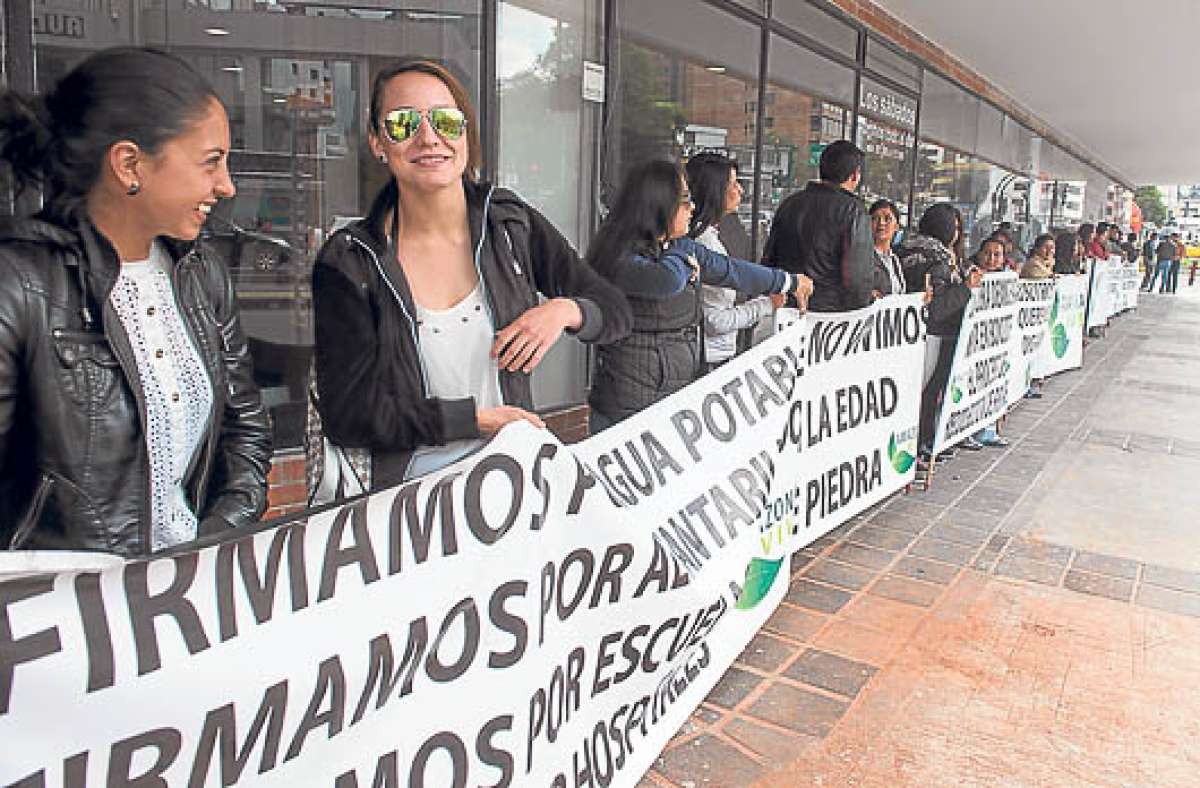 El grupo Amazonas se instal&oacute; en las afueras del Consejo Nacional Electoral (CNE) para apoyar una explotaci&oacute;n responsable del Yasun&iacute;. Foto: Marco Salgado.