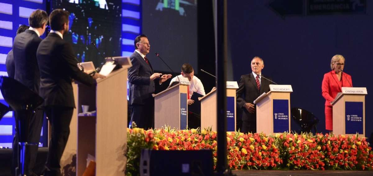 Correa lamenta que candidatos no hayan protestado por tema laboral en debate