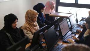 En la empresa Unit One, la mayor&iacute;a de trabajadores lo conforman las mujeres. Foto: AFP