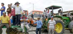 Los campesinos bloquearon, con tres tractores oruga, el tr&aacute;nsito vehicular en la v&iacute;a Guayaquil-Daule.
