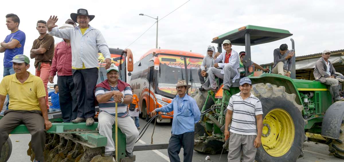 Los campesinos bloquearon, con tres tractores oruga, el tr&aacute;nsito vehicular en la v&iacute;a Guayaquil-Daule.