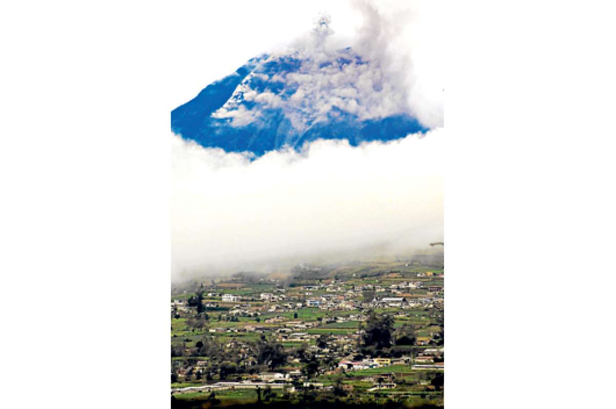 La niebla que cubre cada ma&ntilde;ana el volc&aacute;n dificulta la visibilidad desde puntos clave para su observaci&oacute;n, tales como Cotal&oacute;, Huambal&oacute; y Runt&uacute;n. Foto: Roberto Ch&aacute;vez / El Tel&eacute;grafo