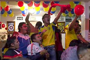 En la Plaza Foch, los hinchas de Ecuador celebraron el triunfo hist&oacute;rico de la Tri frente a la selecci&oacute;n de Argentina. Foto: Miguel Jim&eacute;nez.