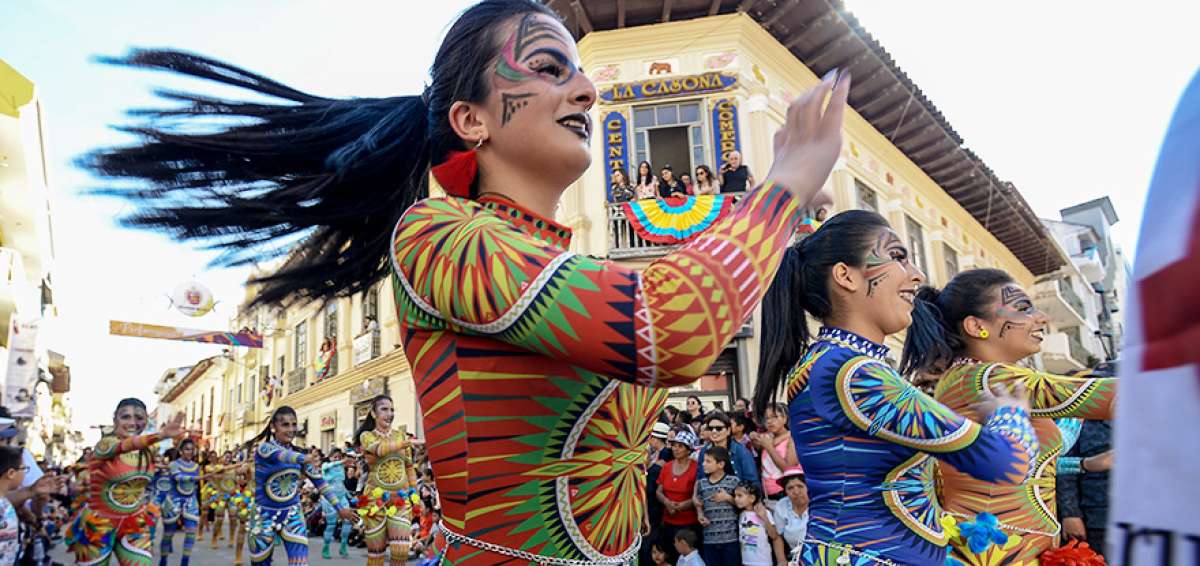 Un desfile, en el que participaron estudiantes de colegios lojanos, abri&oacute; la agenda de festividades por los 197 a&ntilde;os de emancipaci&oacute;n.
