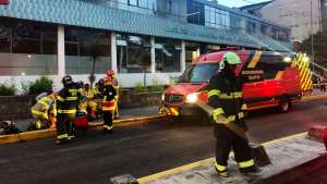 Los bomberos usaron equipamiento especial para controlar la emergencia.