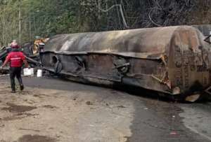 El tanquero derramó varios galones de combustible en la vía. 