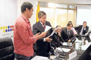 Edwin Tenorio (izq.) vicepresidente de la AFE, entrega el pliego de peticiones al ministro Carlos Marx Carrasco. Foto: &Aacute;lvaro P&eacute;rez.